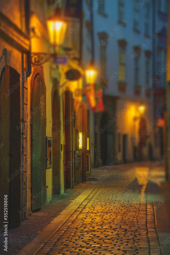 Obraz premium Night street of old Prague Under the light of lanterns
