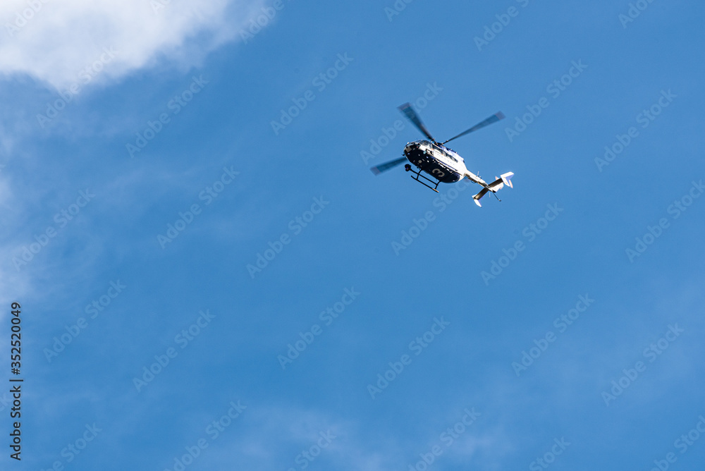 Hubschrauber der Polizei im Überflug bei Oppenheim, Rheinhessen Hubschrauber der Polizei im Überflug bei Oppenheim, Rheinhessen