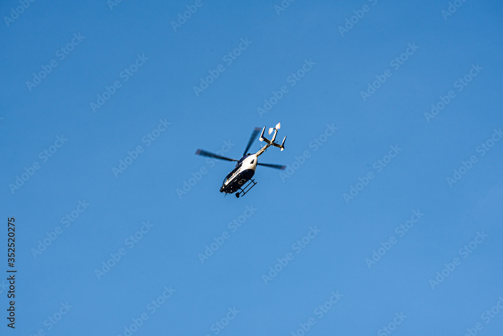 Hubschrauber der Polizei im Überflug bei Oppenheim, Rheinhessen Hubschrauber der Polizei im Überflug bei Oppenheim, Rheinhessen
