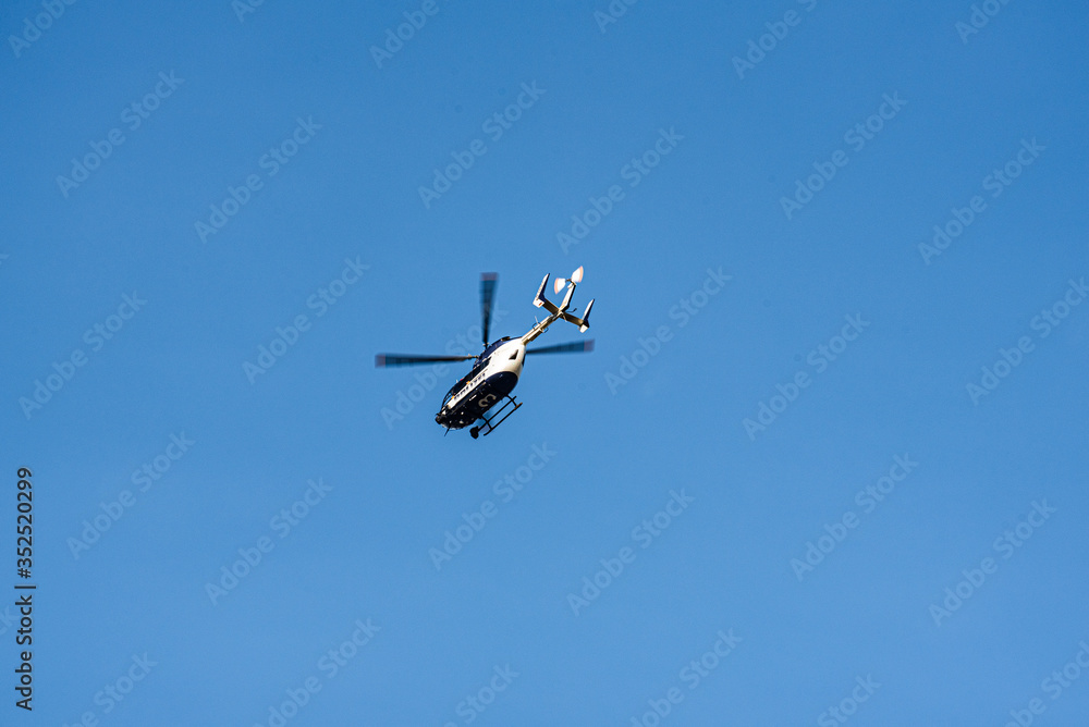 Hubschrauber der Polizei im Überflug bei Oppenheim, Rheinhessen Hubschrauber der Polizei im Überflug bei Oppenheim, Rheinhessen