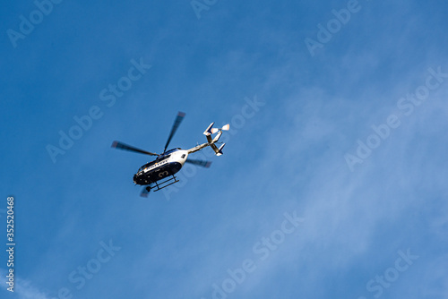 Hubschrauber der Polizei im   berflug bei Oppenheim  Rheinhessen