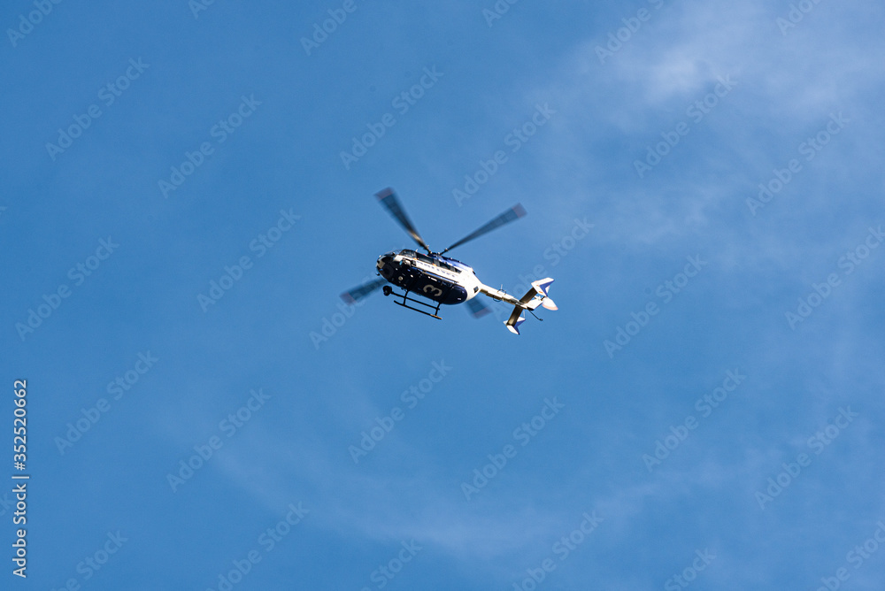 Hubschrauber der Polizei im Überflug bei Oppenheim, Rheinhessen Hubschrauber der Polizei im Überflug bei Oppenheim, Rheinhessen