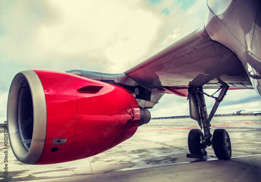 Φωτογραφία Close up of airplane engine in airport