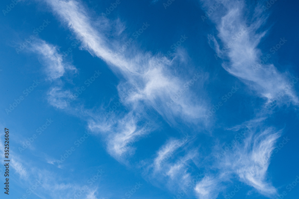 Wolken am blauen Himmel