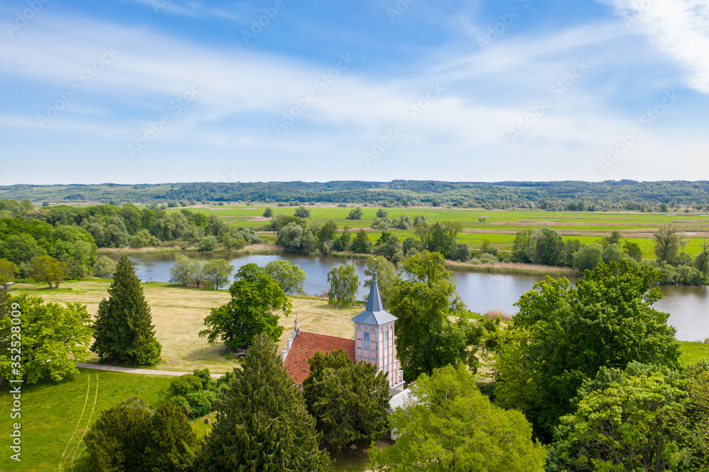 Naklejka premium Aussicht auf die Kirche im Lenne Park in Criewen bei Schwedt im unteren Odertal