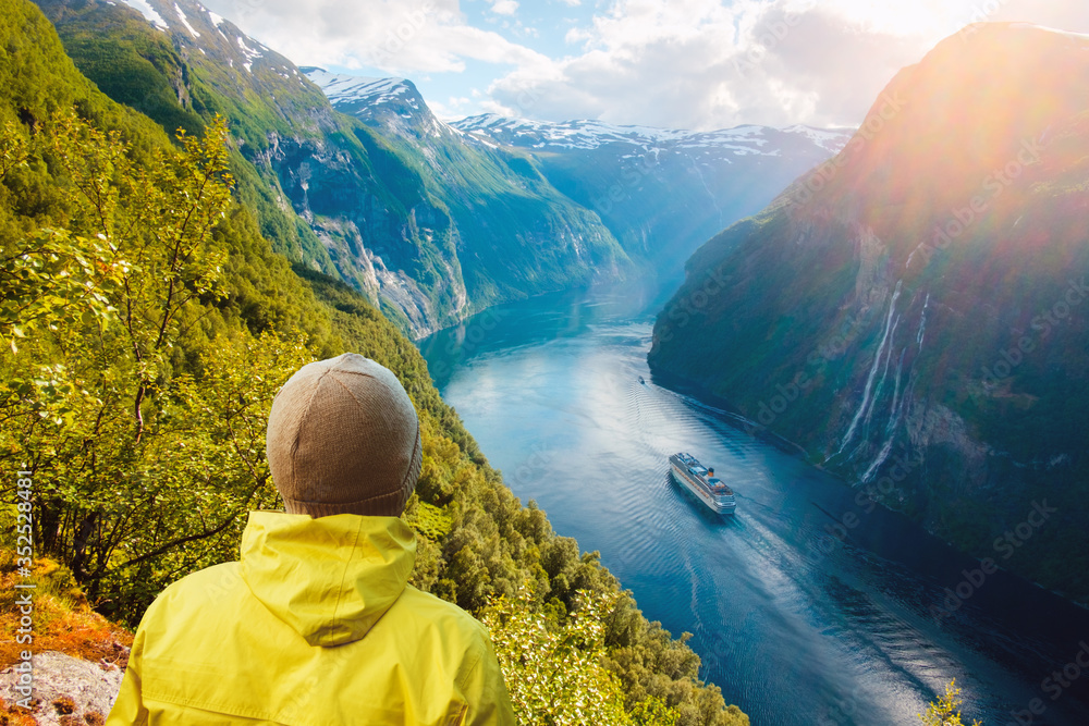 Φωτογραφία Breathtaking view of Sunnylvsfjorden fjord and famous Seven Sisters waterfalls, near Geiranger village in western Norway