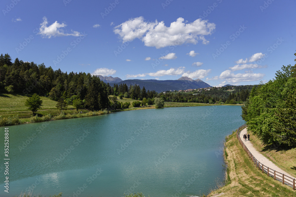 Fototapeta premium lago montagna val di non trentino 