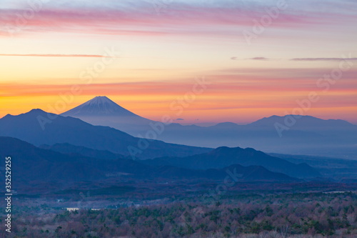 富士山と朝焼けの空、山梨県北杜市清里高原美し森にて