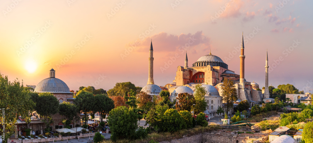 Fototapeta premium Hagia Sophia, słynny punkt orientacyjny w Stambule, piękny widok na zachód słońca, Turcja
