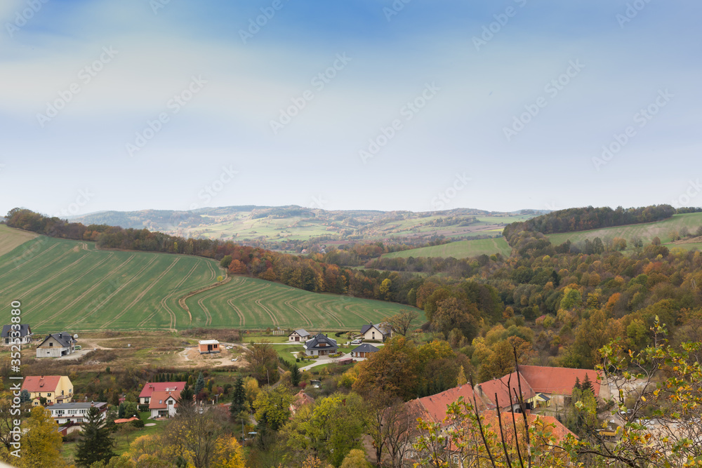 Polska , Dolny Śląsk, krajobraz widoczny z murów zamku Bolków, domy i pola, drzewa w jesiennych kolorach