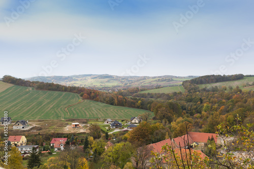 Polska   Dolny   l  sk  krajobraz widoczny z mur  w zamku Bolk  w  domy i pola  drzewa w jesiennych kolorach