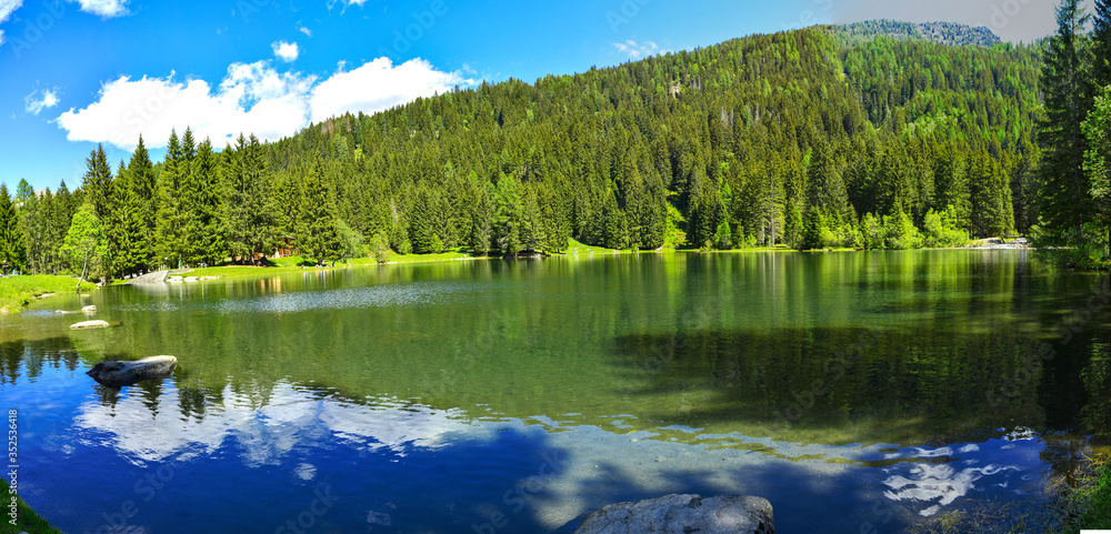 Fototapeta premium Il lago dei Caprioli in Val di Sole nel trentino