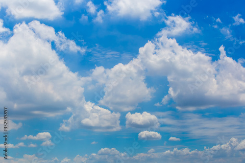 Blue sky with clouds background © Southtownboy Studio