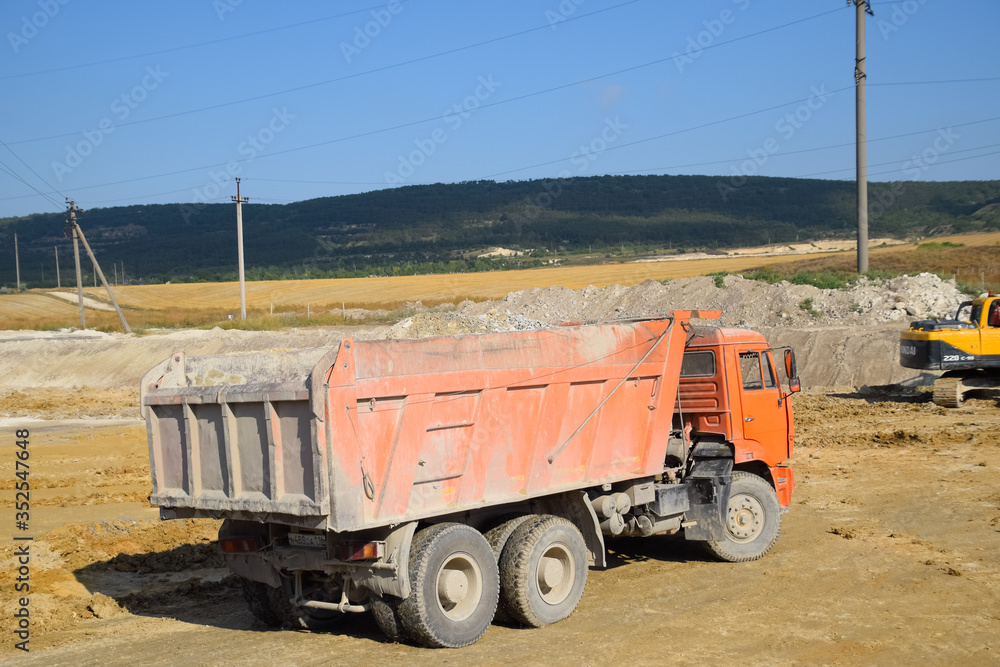 Obraz premium Budowa nowego węzła drogowo-transportowego. Prace na konstrukcjach żelbetowych i nawierzchni drogowej.