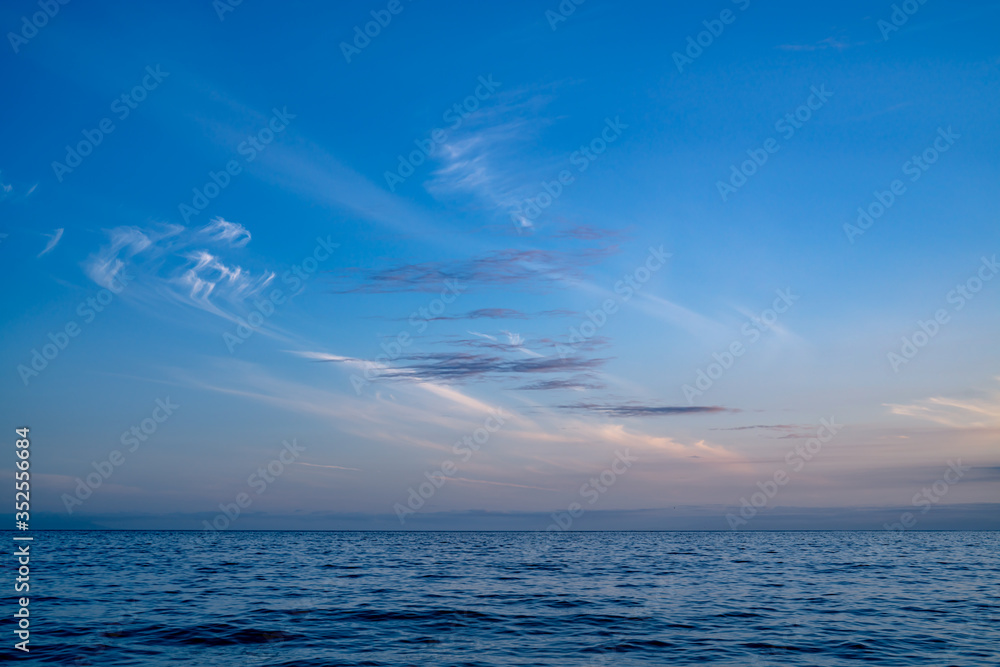 夕暮れの筋雲と海　空の背景素材