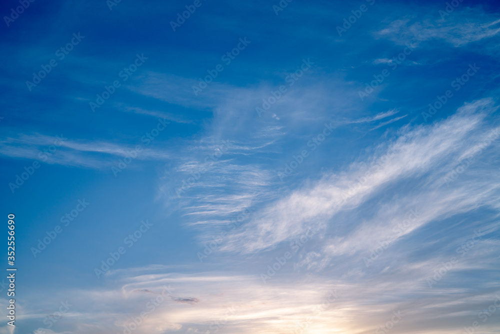 夕暮れの筋雲と海　空の背景素材
