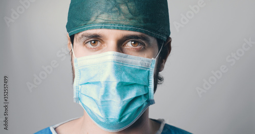 Dottore con la mascherina e sfondo nero