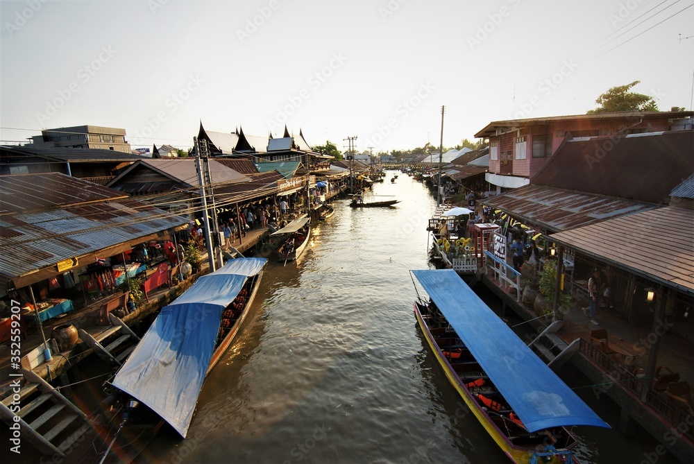 boats on the floating market