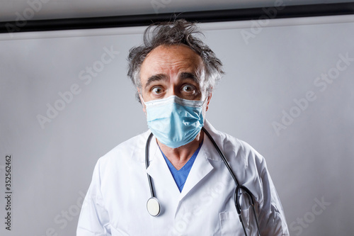 medico con camice bianco e mascherina chirurgica , isolato si sfondo bianco  photo