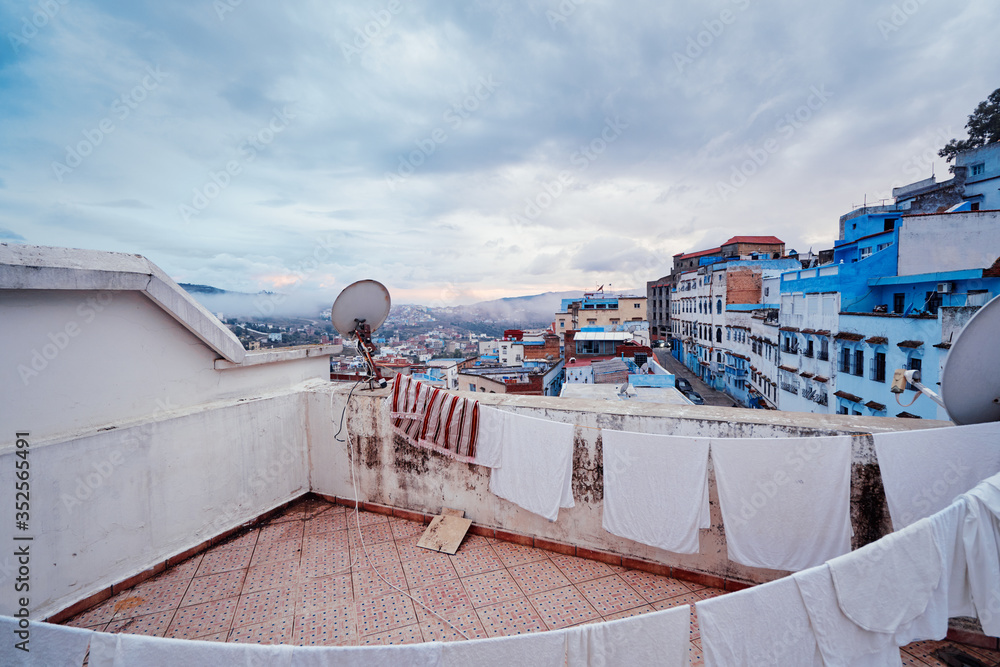 Obraz premium Roof with terrace of moroccan old town. Drying linenы.
