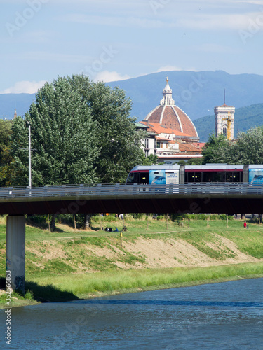 Italia, Toscana,Firenze, la nuova tramvia sul ponte che attraversa il fiume Arno. photo