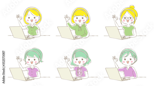 ノートパソコンを操作している女性のセット