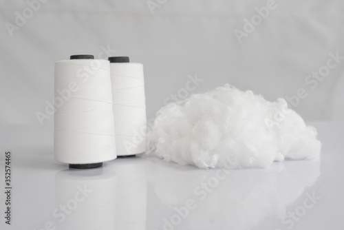 Foto Polyester stable fiber & Raw White Polyester FDY Yarn spool with white backgroun