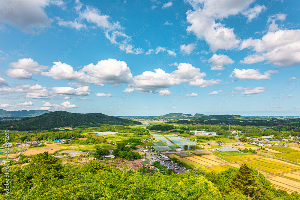 青空と雲と田舎の里山の田園風景 Stock Photo | Adobe Stock
