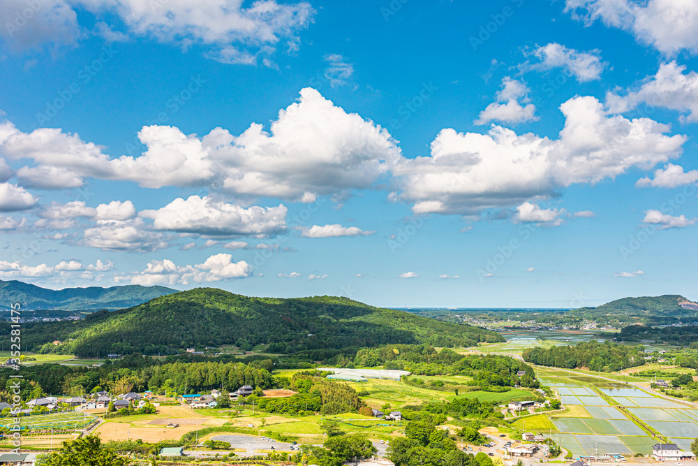 青空と雲と田舎の里山の田園風景