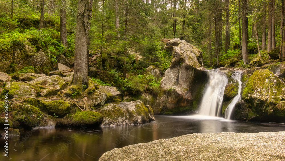 Kleiner Bachlauf mit einem schönen Wasserfall im Hotzenwald
