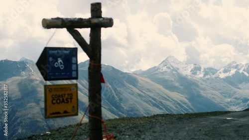 Landschaftaufnahme von Bergen in den Schweizer Alpen mit Schild für Wander- und Fahrradweg gefilmt mit RED Scarlet-W photo