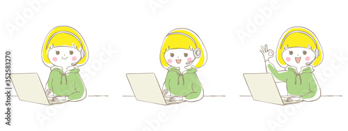 ノートパソコンとヘッドセットでテレワークする若い女性