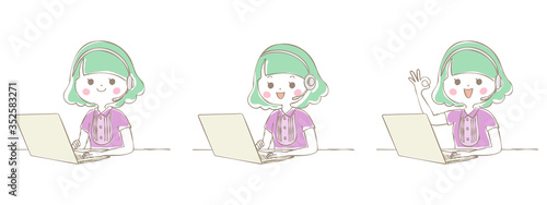 ノートパソコンとヘッドセットでテレワークする若い女性