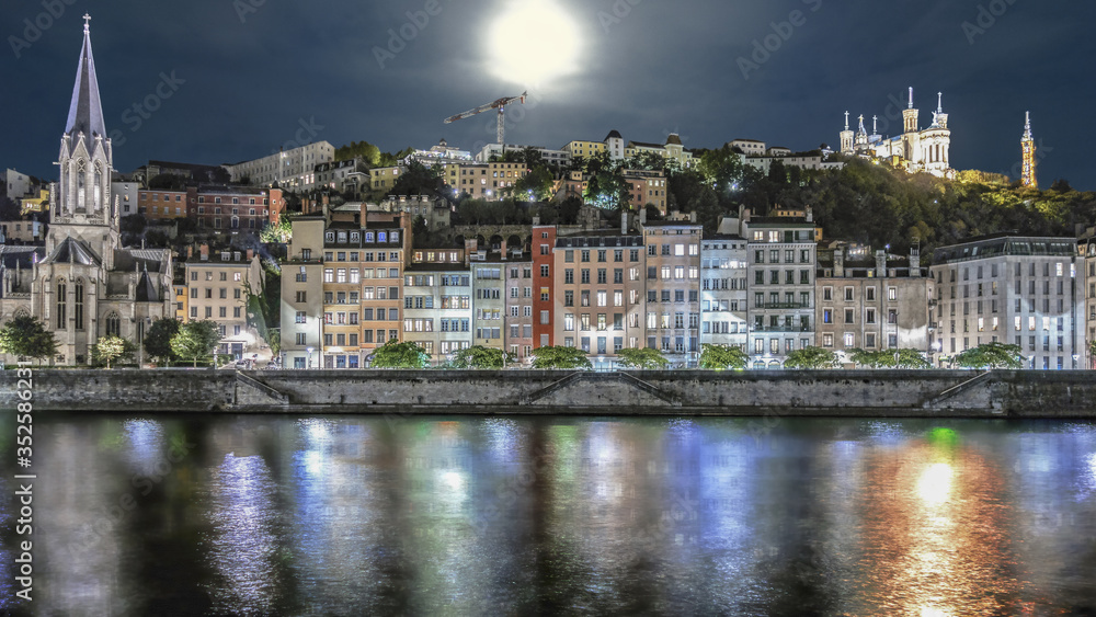Lyon de jour comme de nuit, ville touristique et historique.