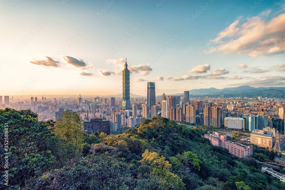 Fototapeta premium Taipei city viewed from the hill at sunset, Taiwan