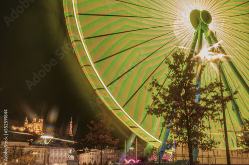 La grande roue de la place Bellecour dans la ville de Lyon.