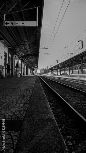 Estação de comboios a preto e branco