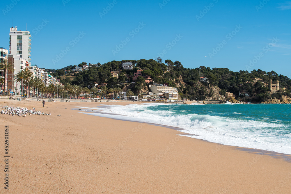 mar mediterraneo, playa españa con mar azul y agitado, camino de piedra