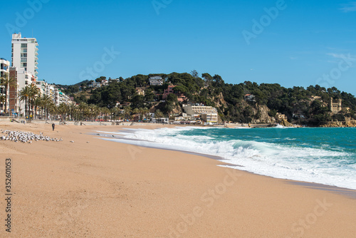 mar mediterraneo, playa españa con mar azul y agitado, camino de piedra © Ian