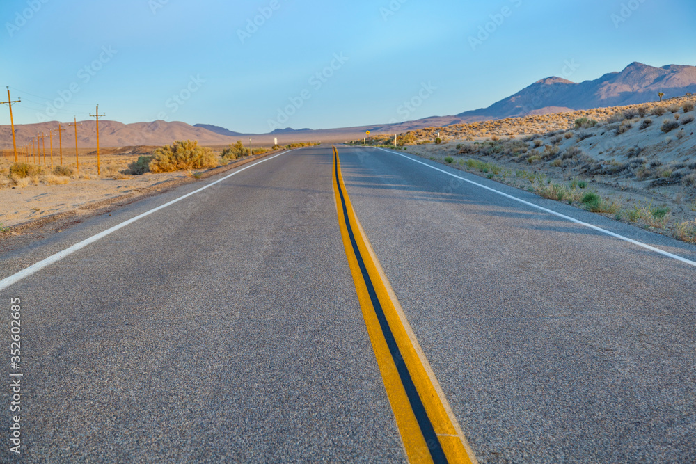 Naklejka premium street through the death valley desert with mountain