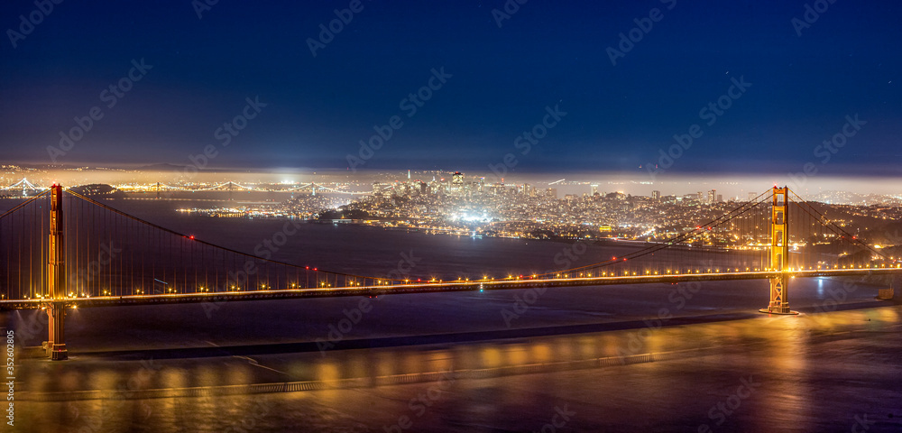 Fototapeta premium San Francisco Golden Gate bridge by night