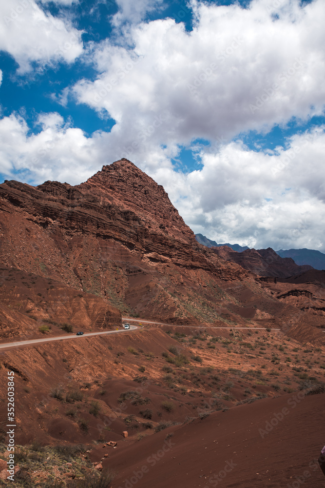 Fototapeta premium valles calchaquies norte argentino, montañas de colores con cielo interesante con nubes espesas y azul intenso