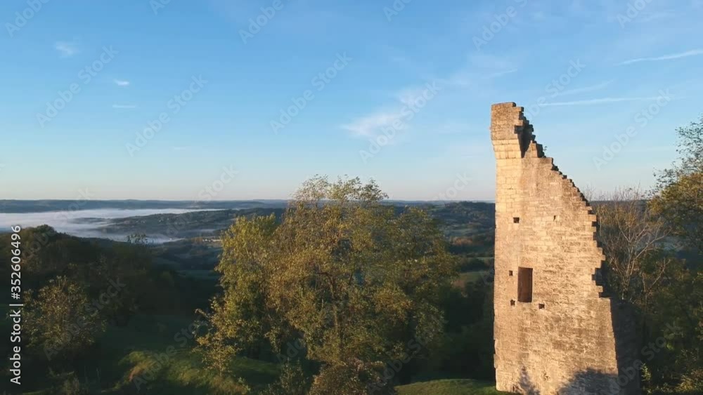 Yssandon (Corrèze, France) - Vue aérienne sur la tour du Puy d'Yssandon et l'Yssandonnais Yssandon (Corrèze, France) - Vue aérienne sur la tour du Puy d'Yssandon et l'Yssandonnais