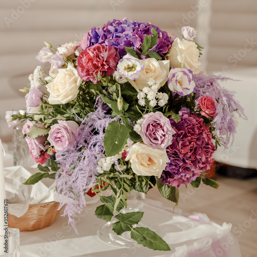 Table decor with flowers for a wedding party