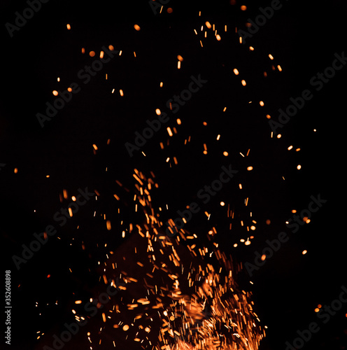 Foto fire flames with sparks on a black background, close-up