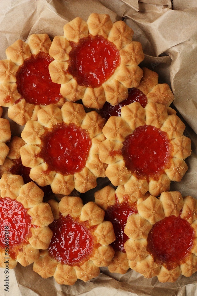 Delicious fresh cookies with strawberry jam macro Delicious fresh cookies with strawberry jam macro