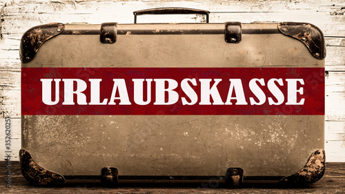 URLAUB HINTERGRUND - Alter rustikaler vintage Koffer mit rotem Banner und weißem Schriftzug 