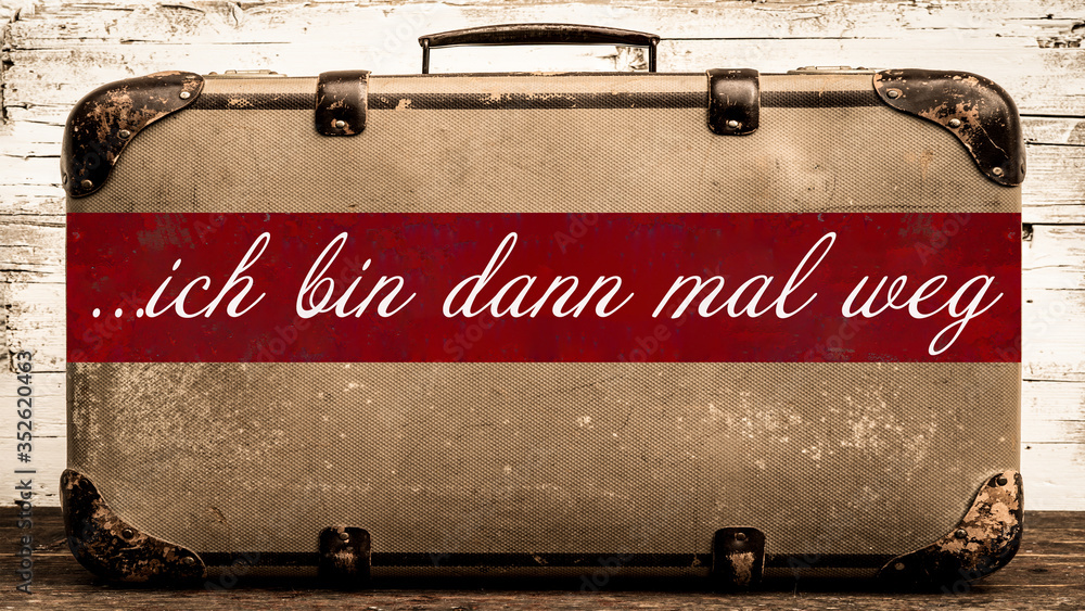 URLAUB HINTERGRUND - Alter rustikaler vintage Koffer mit rotem Banner
