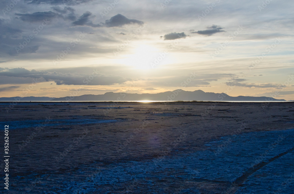Obraz premium the golden sun across the wide open salt landscape in the great salt lake basin. 