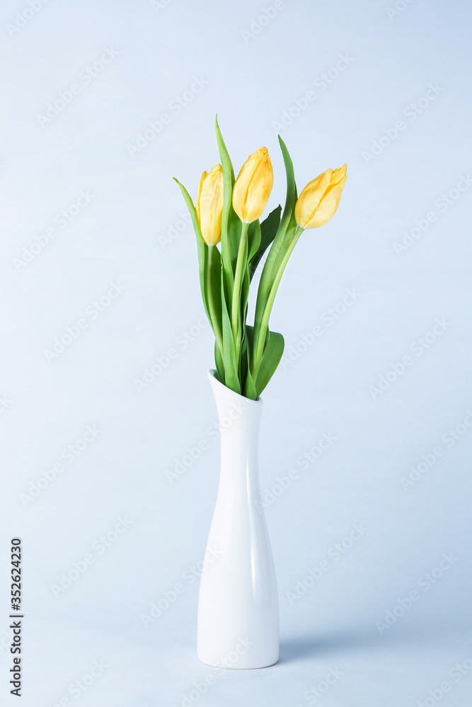 Vaso bianco con tulipani gialli Vaso bianco con tulipani gialli
